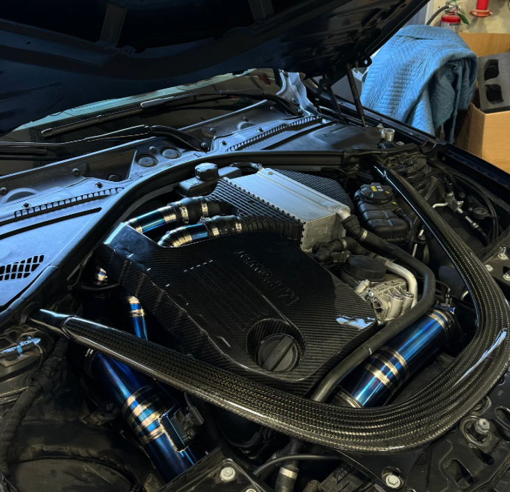 Dry Carbon Fiber Engine Cover (BMW F80 M3 / F82/F83 M4)